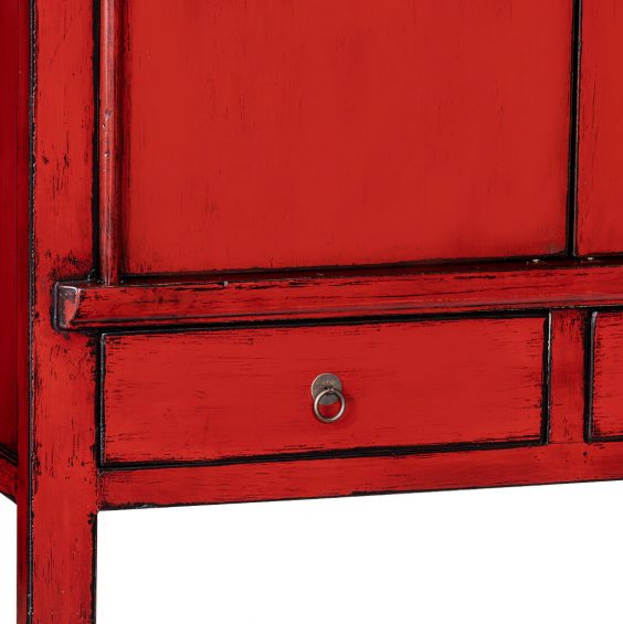 Chinese Bruidskast Rood met afmetingen 1.75 hoog 1.05 breed 0.55 diep met zijdeglans lak en lade gesloten