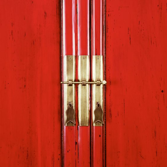 Messing hang en sluitwerk Chinese Kast Rood met afmetingen 1.80 hoog 1.00 breed 0.55 diep en zijdeglans lak