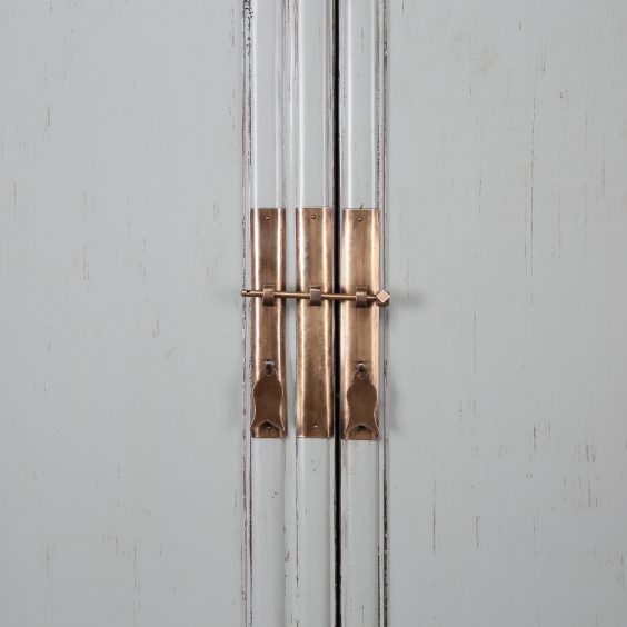 Messing hang en sluitwerk van Chinese Kast Lichtgrijs met afmetingen 1.80 hoog 1.00 breed 0.55 diep en zijdeglans lak
