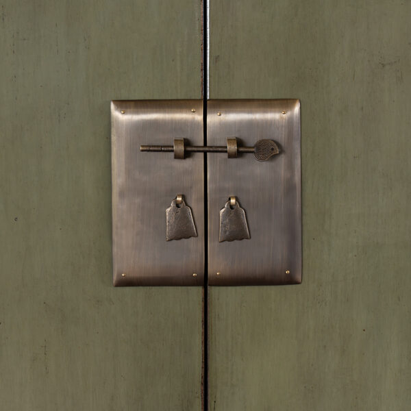 Messing hang en sluitwerk Chinese Bao Kast Olijfgroen met afmetingen hoog 1.90 breed 1.00 diep 0.50
